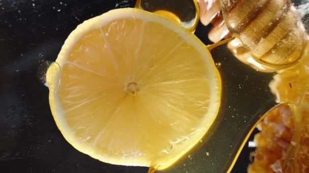 Blick Von Unten Auf Eine Zitronenscheibe Durch Einen Glastisch Von — Stockvideo