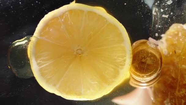 Eine Zitronenscheibe Einer Klaren Glasschale Ich Schöpfe Honig Mit Einem — Stockvideo