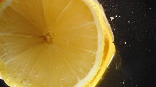 Blick Von Unten Auf Eine Zitronenscheibe Auf Einem Glastisch Mit — Stockvideo