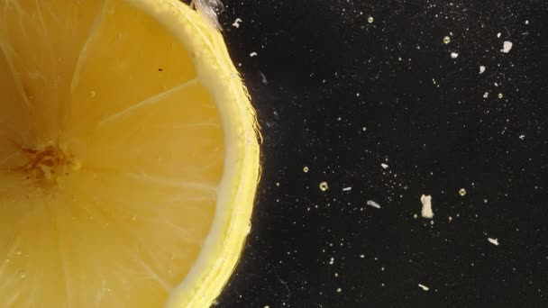 Eine Zitronenscheibe Auf Einem Glasteller Von Unten Betrachtet Die Herum — Stockvideo