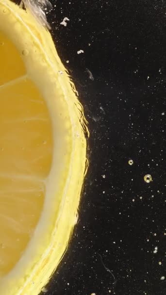 Vídeo Vertical Uma Fatia Limão Prato Vidro Vista Baixo Com — Vídeo de Stock