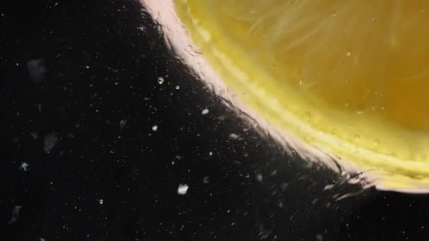 Citronskiva Glider Glas Med Honung Och Löser Upp Den Med — Stockvideo