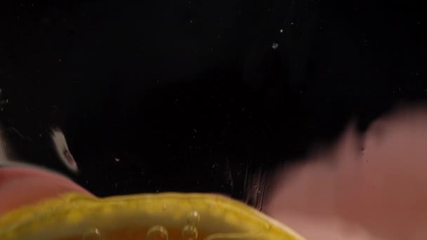 Citron Halv Diabilder Glas Och Juice Sipprar Från Det Makro — Stockvideo