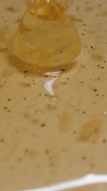垂直录像 蜂蜜滴在盘子上 特写镜头 — 图库视频影像