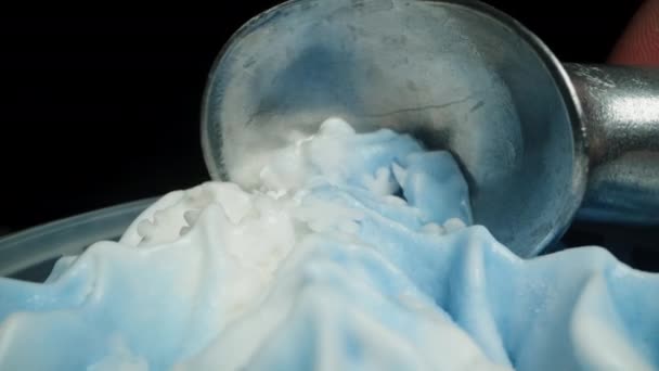 我用一个特殊的金属勺子 蓝白相间的冰淇淋和雪花状的洒水 多利滑翔机极端特写 — 图库视频影像