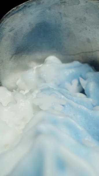 垂直录像 我用一个特殊的金属勺子 蓝白相间的冰淇淋和雪花状的洒水 多利滑翔机极端特写 — 图库视频影像