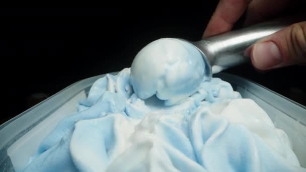 Özel Bir Metal Kaşık Kullanarak Bir Kepçe Mavi Beyaz Dondurma — Stok video