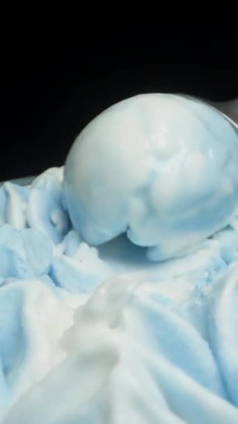 垂直录像 我用一个特殊的金属勺子 制作了一勺蓝白相间的冰淇淋 特写镜头 — 图库视频影像
