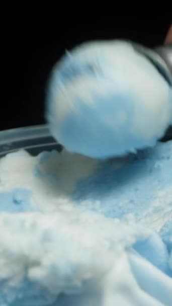 垂直录像 我把一勺蓝白相间的冰淇淋卷起来 放在一个华夫饼蛋筒里 靠近点 — 图库视频影像