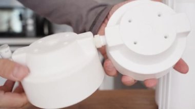 Sıralı su arıtma filtresi için iki plastik kapak birbirine çarpıyor..