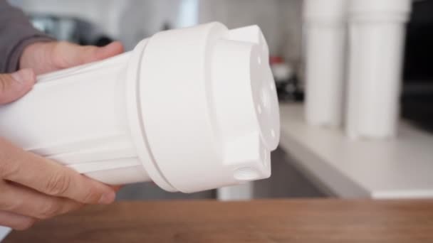 Homem Está Inspecionando Uma Caixa Branca Para Filtros Água Substituíveis — Vídeo de Stock
