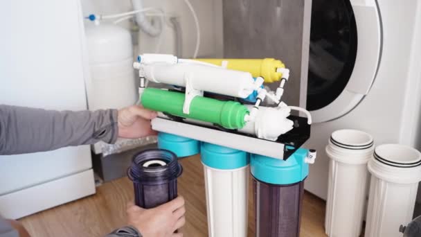 Austausch Des Vorfilters Einer Umkehrosmose Wasseraufbereitungsanlage Ein Mann Hat Das — Stockvideo