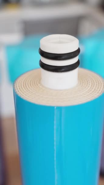 Vertikales Video Ein Blauer Membranfilter Für Eine Umkehrosmosewasseraufbereitungsanlage Der Filter — Stockvideo