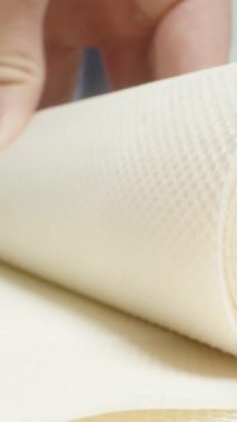 Dikey video. Ev suyu arıtma, bir adam, ters osmoz sistemi için ince bir arıtma filtresi kesti ve katmanlarını, makro görünümünü gösteriyor..