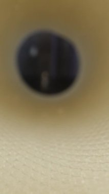 Dikey video. Kesilerek açılan bir su tabakası filtresi, kamera kirli tabakalarının içinde süzülüyor. Dolly kaydırıcı aşırı yakın çekim.