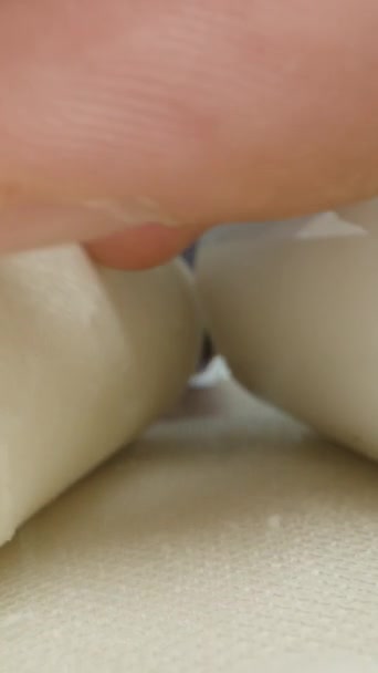 Vidéo Verticale Homme Inspecte Filtre Membrane Eau Usée Pour Purification — Video