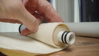 Kesilmiş su kapağı filtresinin kirli tabakaları, sert sudan beyaz ölçekli ellerle kaplı. Yakın plan çekim. Ev suyu filtresi değiştirme kavramı.