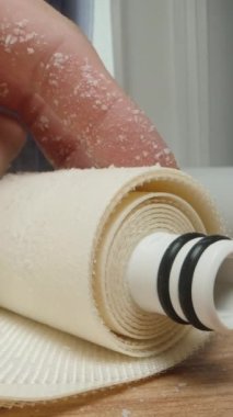 Dikey video. Kesilmiş su kapağı filtresinin kirli tabakaları, sert sudan beyaz ölçekli ellerle kaplı. Yakın plan çekim. Ev suyu filtresi değiştirme kavramı.
