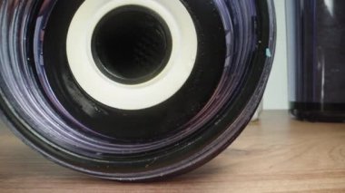 Şeffaf kapaktan eski su filtresini çıkarıyorum, yakın çekim..