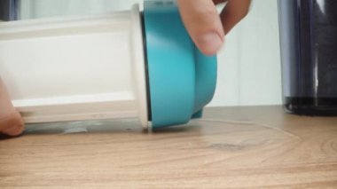 Beyaz su filtresinin kapağını söküp kameraya yakın çekimde gösteriyorum. Ev filtresi değişimi, kirli su.