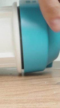 Dikey video. Beyaz su filtresinin kapağını söküp kameraya yakın çekimde gösteriyorum. Ev filtresi değişimi, kirli su.