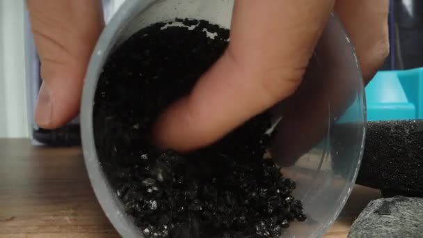 Usado Filtro Agua Carbón Muelo Partículas Carbón Mis Manos Macro — Vídeos de Stock