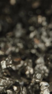 Dikey video. Kömür madenciliği kavramı, bir kömür madeninin içinde. Makro atış. Dolly kaydırıcı aşırı yakın çekim.