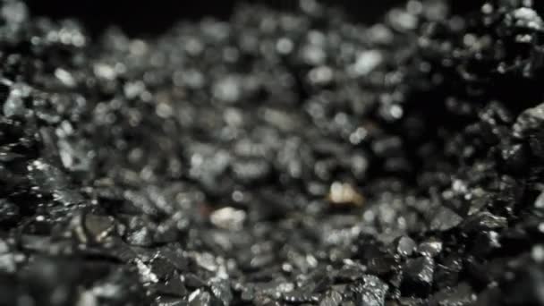 Камера Рухається Назад Через Гори Відкладення Вугілля Чорному Тлі Концепція — стокове відео