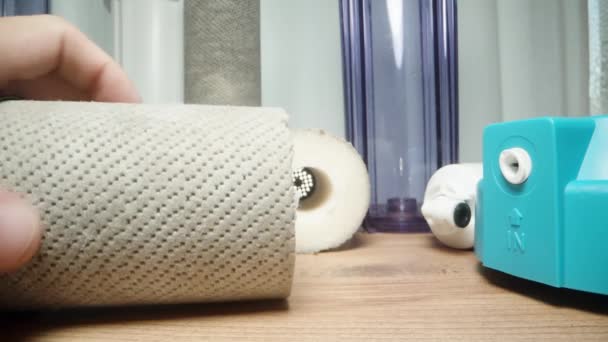 Ett Dissekerat Använt Pappersvattenfilter Man Undersöker Dess Lager Närbild — Stockvideo