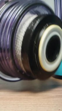 Dikey video. Ev suyu filtresi için eski kartuşları değiştiriyorum. Süzgeci yuvadan çıkarıp durumunu, makro görünümünü kontrol ediyorum..