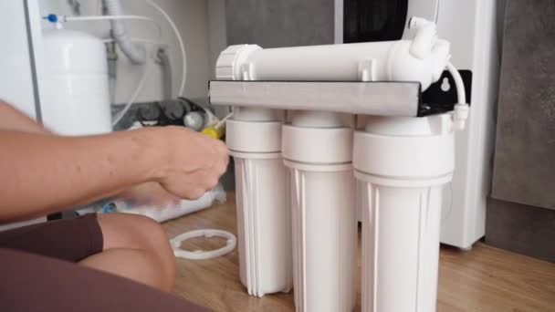 Die Frau Installiert Selbstständig Wasserfilter Während Sie Auf Dem Küchenboden — Stockvideo