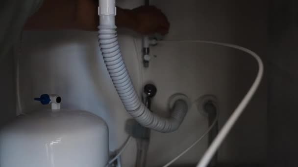 女人在厨房的水池下面安装了一个滤水器 她转动阀门 等待水从管子里出来 — 图库视频影像