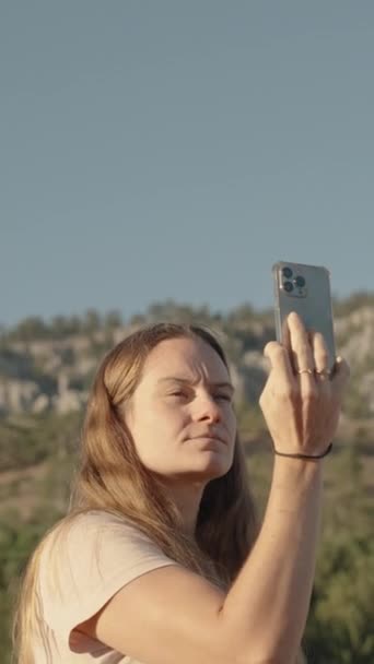 Vertikální Video Mladá Žena Úsvitu Zachycuje Krásné Hory Stromy Svém — Stock video