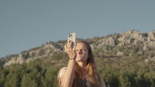 Amanecer Una Mujer Joven Captura Las Vistas Montaña Teléfono Mientras — Vídeo de stock