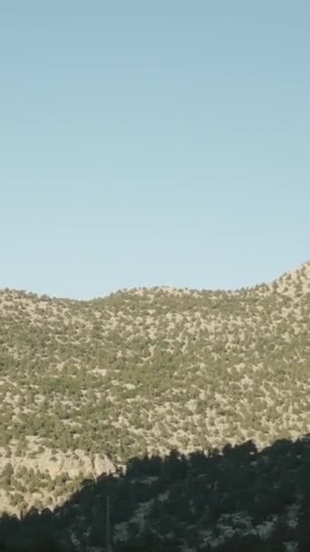 Вертикальное Видео Высокие Холмы Редкими Кустарниками Освещенными Заходящим Солнцем Еду — стоковое видео