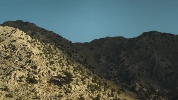 Een Hoge Rotsachtige Berg Half Verlicht Door Zon Half Schaduw — Stockvideo