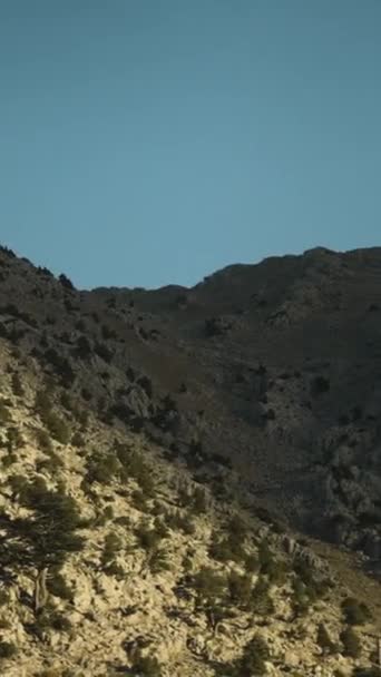 Вертикальное Видео Высокая Скалистая Гора Наполовину Освещенная Солнцем Наполовину Тени — стоковое видео