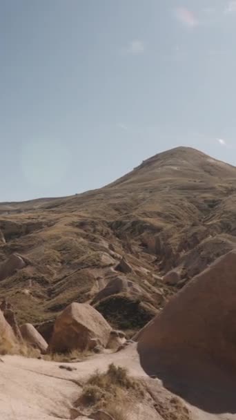 Video Verticale Passeggiata Tra Alte Rocce Antiche Nella Valle Dell — Video Stock