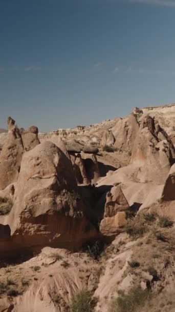 Вертикальное Видео Прогулка Древним Возвышающимся Скалам Долине Воображения Турции — стоковое видео