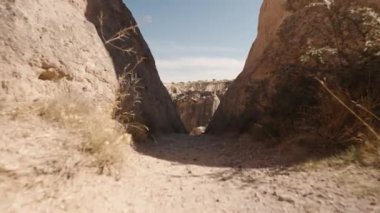 Kamera kayaların arasındaki kanyonda uçuyor ve hayal gücü vadisindeki antik taşların görüntüsünü ortaya çıkarıyor..