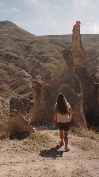 Вертикальне Відео Молода Жінка Біжить Серед Високих Стародавніх Каменів Насолоджується — стокове відео