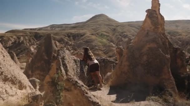 Kamera Blíží Mladé Ženě Která Obdivuje Výhledy Poblíž Kamene Starobylém — Stock video