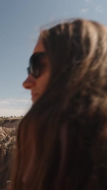 Κάθετο Βίντεο Νεαρή Γυναίκα Θαυμάζει Θέα Των Αρχαίων Βράχων Στην — Αρχείο Βίντεο