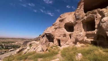 Kayalara oyulmuş antik konutların panoraması.