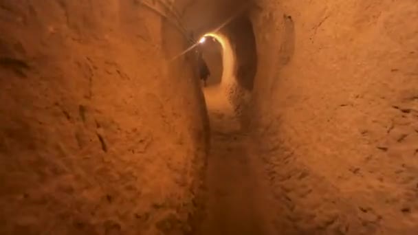 Εξερευνώντας Τους Λαβύρινθους Μιας Αρχαίας Υπόγειας Πόλης Κατηφορίζοντας Κάτω Από — Αρχείο Βίντεο
