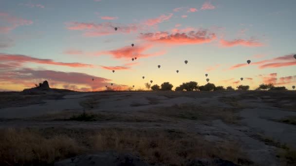 Nuvens Vermelhas Épicas Sol Nascente Com Numerosos Balões Quente Flutuando — Vídeo de Stock