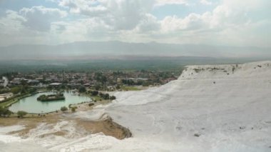 Pamukkale 'deki beyaz geçitlerin ve üslerindeki gölün yukarısından bir manzara..