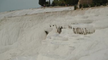 Pamukkale 'de, parlak güneşin altında antik beyaz geçitlerin manzarası..