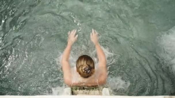 Замедленной Съемке Молодая Женщина Стоит Потоком Воды Горячем Источнике Наслаждаясь — стоковое видео