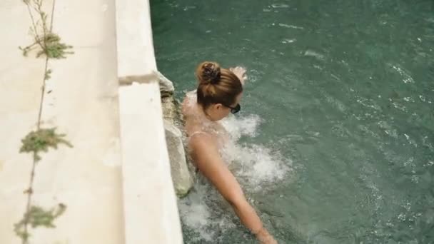 Боковой Вид Бассейн Клеопатры Молодой Женщиной Стоящей Ручьем Воды Горячем — стоковое видео